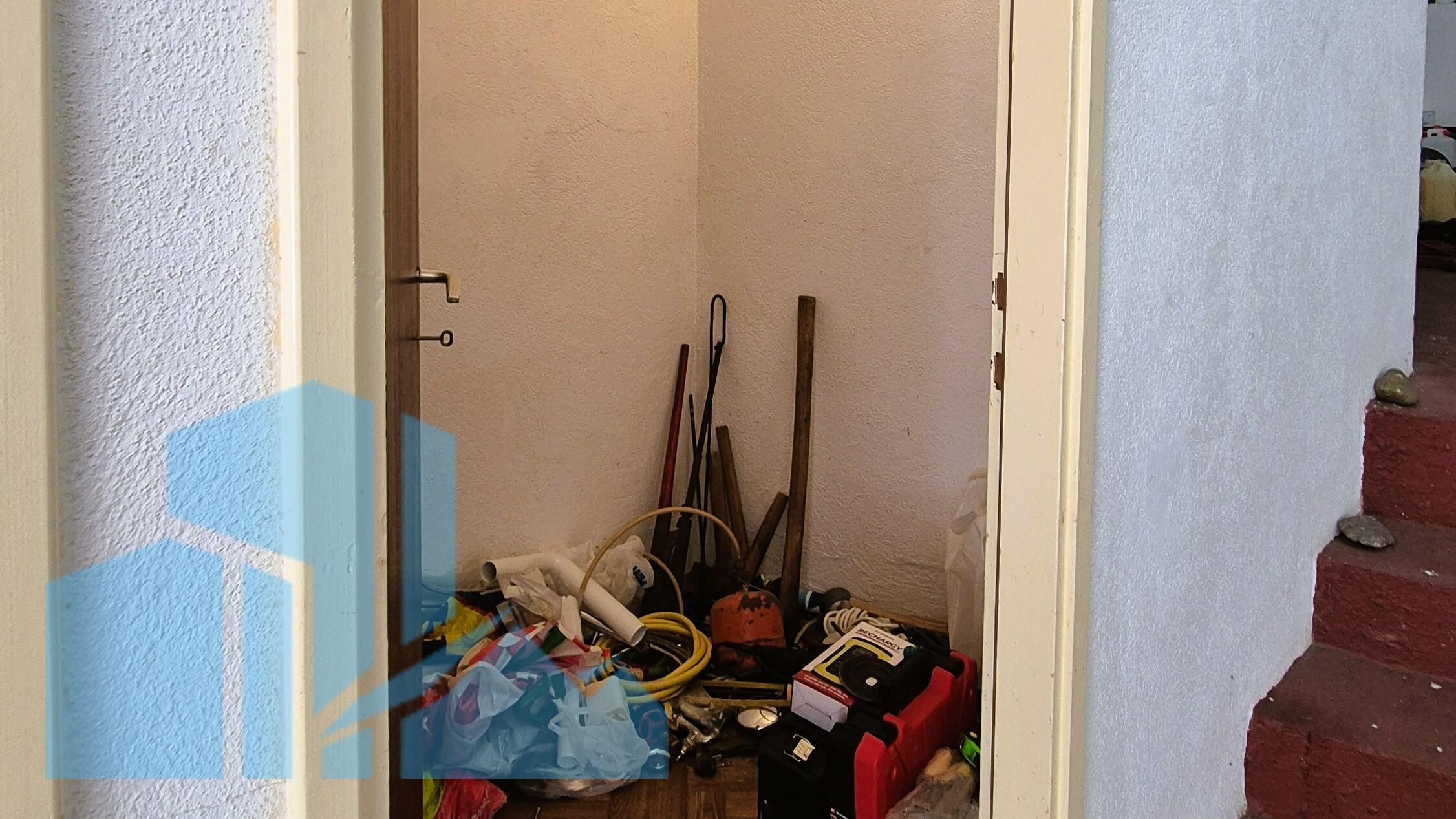 Poslovni prostor: Vodice, centar, ulični lokal, 85 m2 (prodaja)